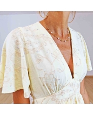 Robe Romy Jaune Pastel – Col V et broderie délicate