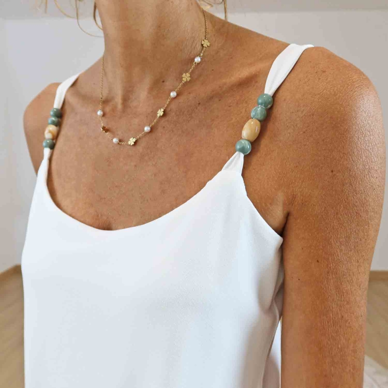 Détail bretelles fantaisie perles et billes sur top blanc