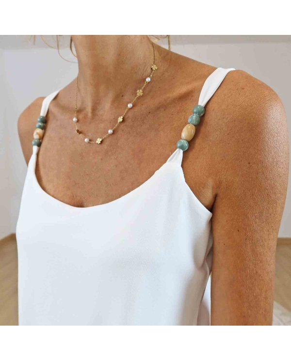 Détail bretelles fantaisie perles et billes sur top blanc