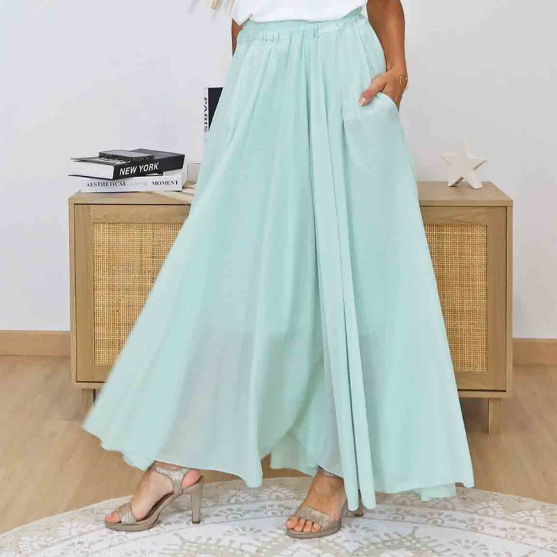 Jupe longue Manon amande vaporeuse portée de face – Taille unique