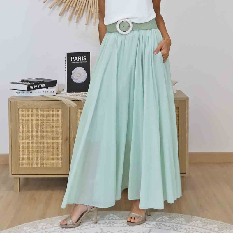 Jupe longue amande portée avec top blanc – Look été frais