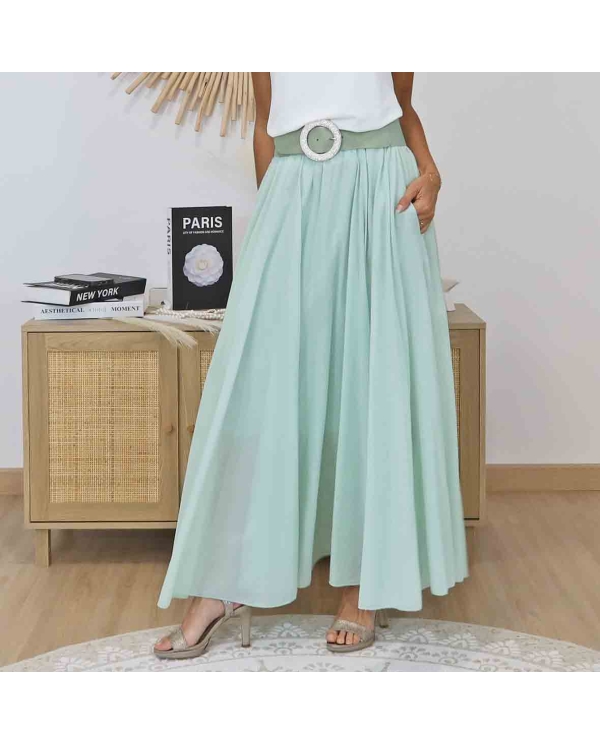Jupe longue amande portée avec top blanc – Look été frais