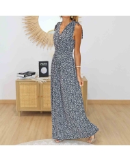Détail décolleté V robe Camille noire fleurie