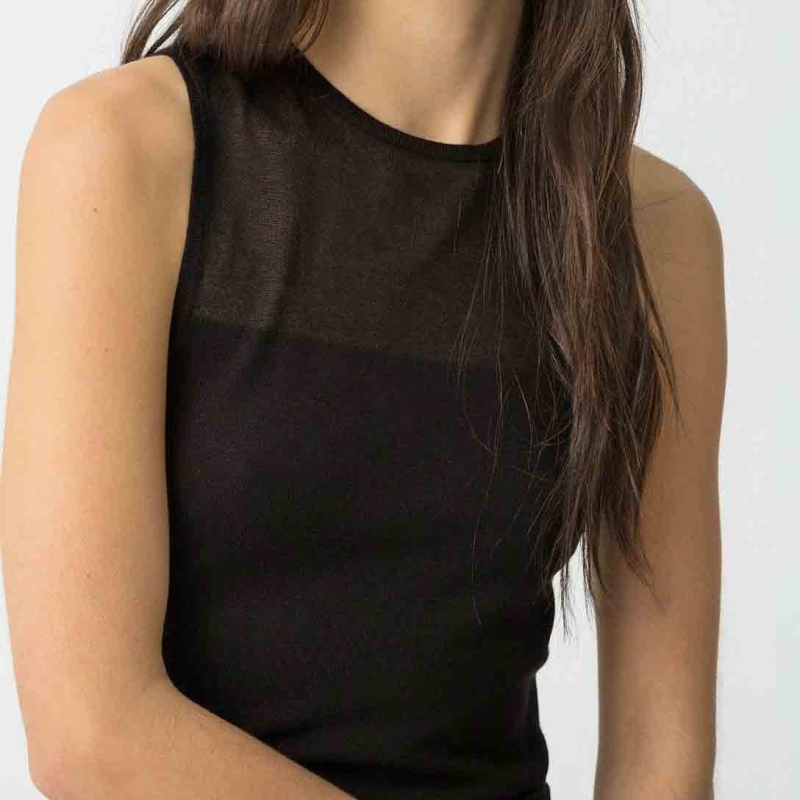 Top noir femme avec détail semi-transparent