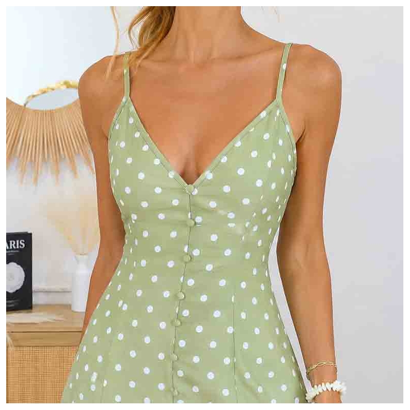 Zoom sur le décolleté en V de la robe Saltina vert sauge