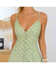 Zoom sur le décolleté en V de la robe Saltina vert sauge