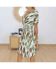 Robe magique Alyssa imprimé feuillage kaki vert caramel portée de trois quarts