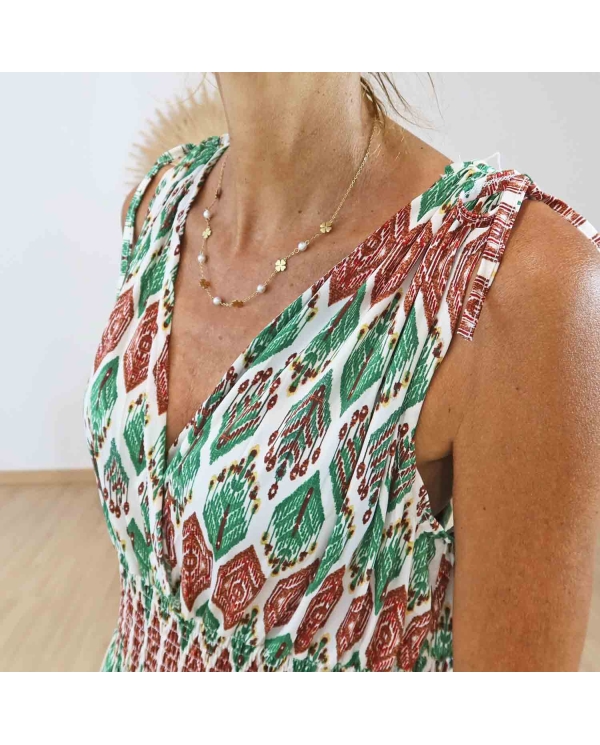 Détail du décolleté cache-cœur et de la taille smockée de la robe Naïa verte