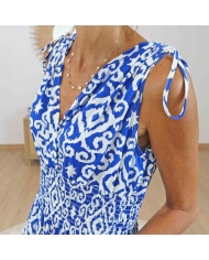 Détail du décolleté V de la robe magique Athéna bleu et blanc