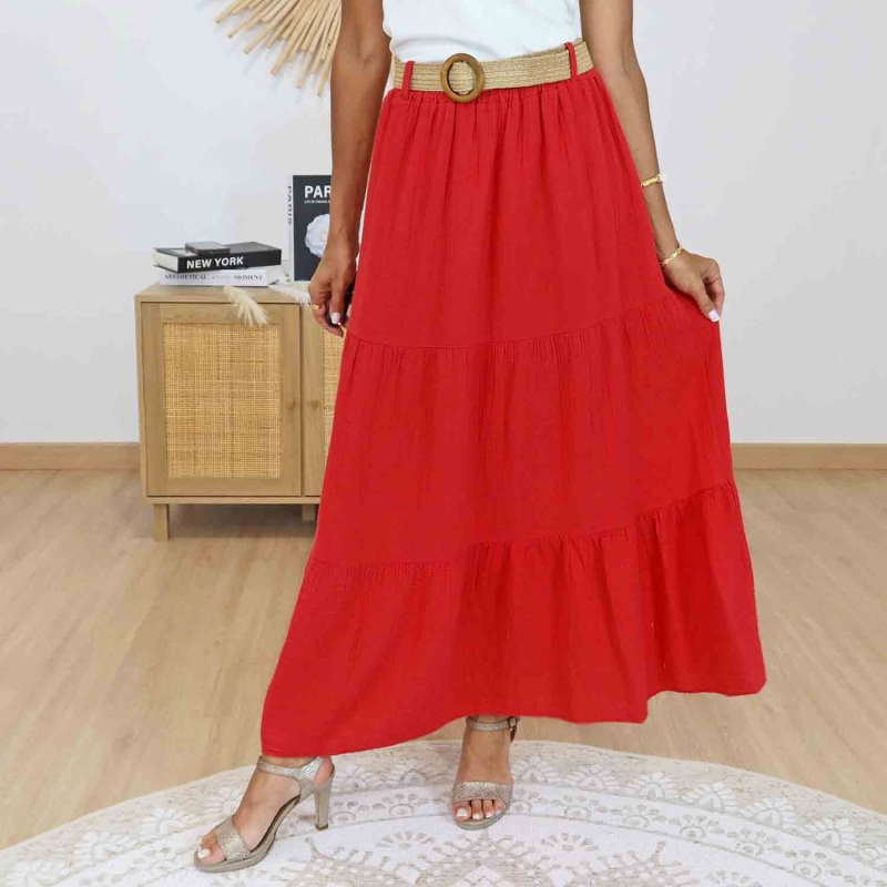 Jupe longue rouge Ashley en gaze de coton portée par une femme