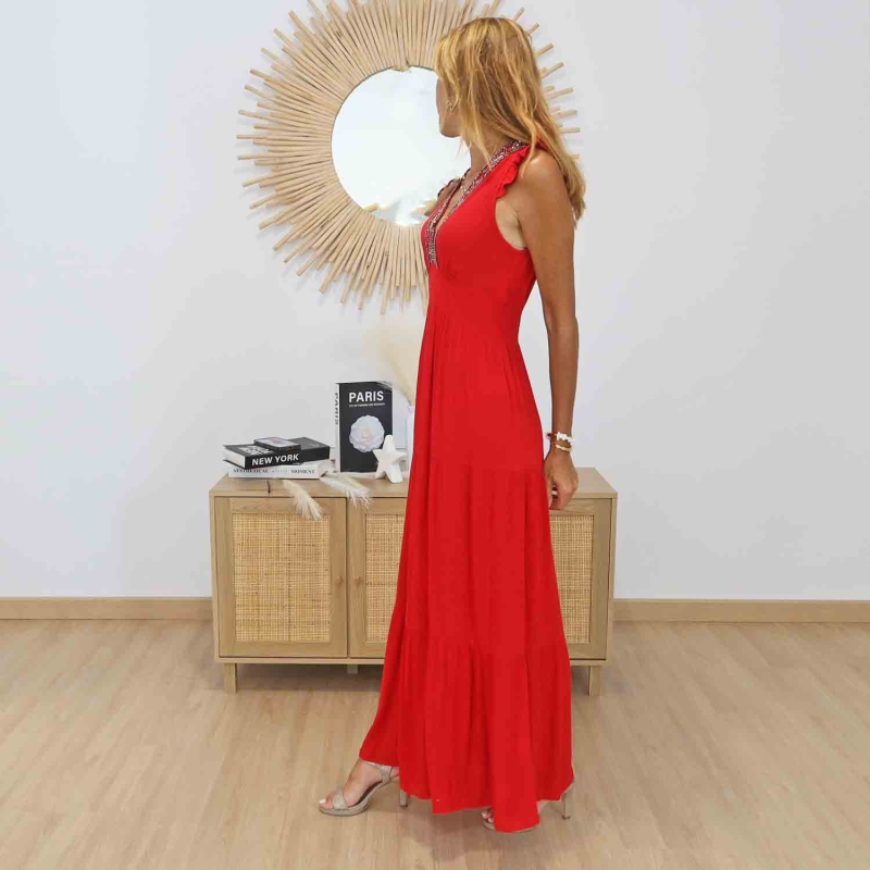 Robe rouge cintrée avec fente sur le devant modèle Isis