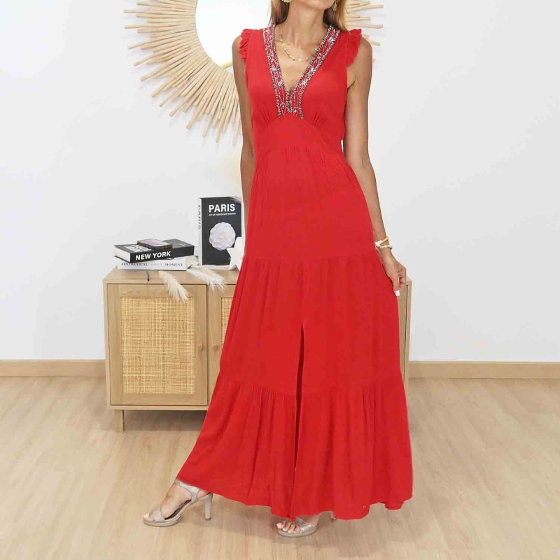 Détail du décolleté perlé de la robe longue rouge Isis