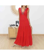 Détail du décolleté perlé de la robe longue rouge Isis