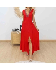 Robe rouge de cérémonie avec décolleté en V décoré