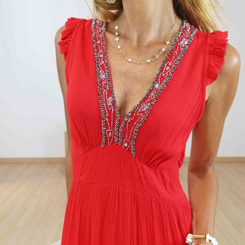 Robe longue rouge fendue Isis portée de face