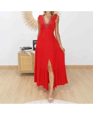 Détail des volants aux épaules de la robe rouge Isis