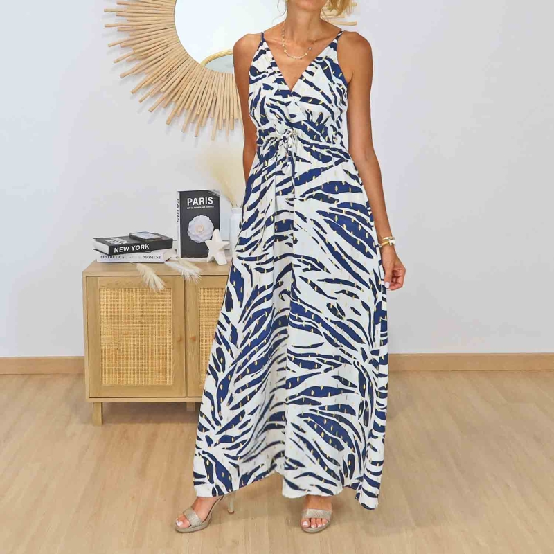 Détail du décolleté V de la robe longue Riviera bleu marine et doré