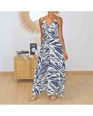 Détail du décolleté V de la robe longue Riviera bleu marine et doré