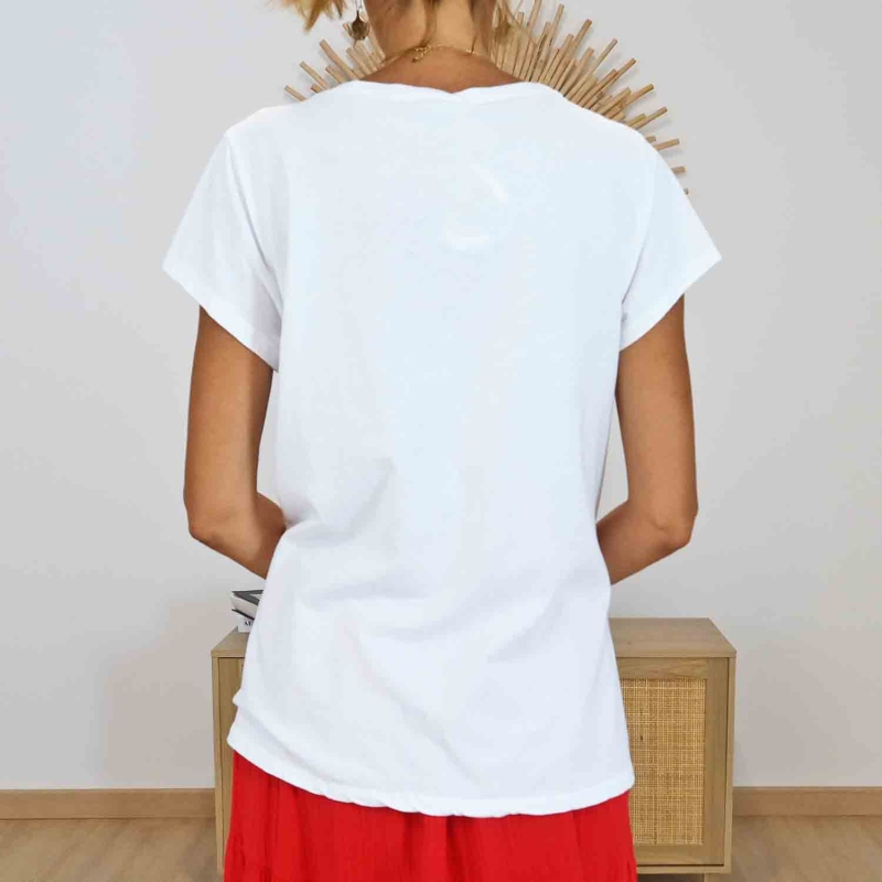 T-shirt La vie est belle porté avec une jupe longue rouge
