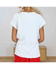 T-shirt La vie est belle porté avec une jupe longue rouge