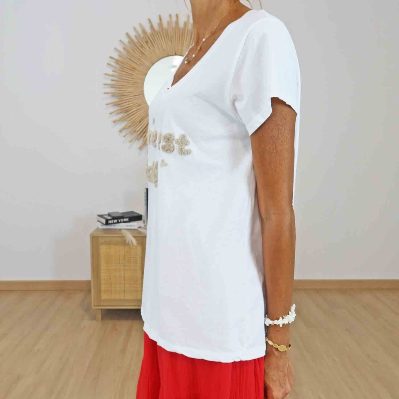 T-shirt blanc col V avec inscription beige en relief