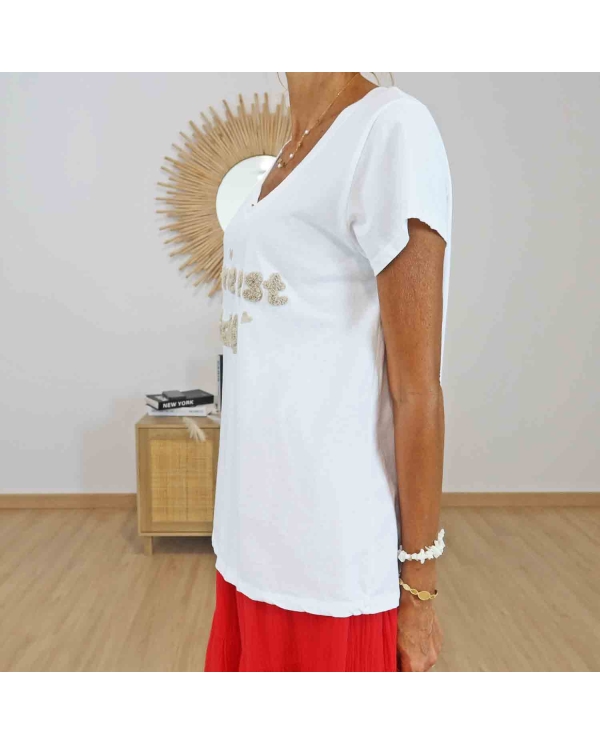 T-shirt blanc col V avec inscription beige en relief