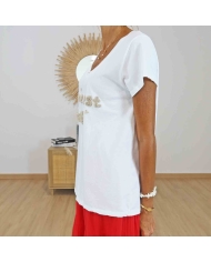 T-shirt blanc col V avec inscription beige en relief