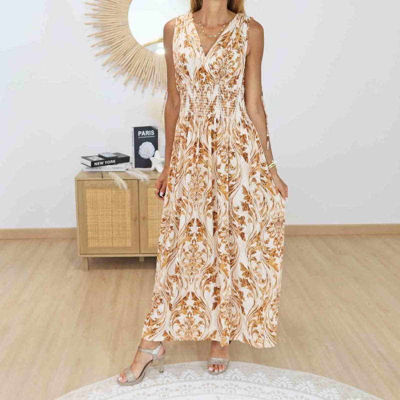 Robe magique longue caramel Élora portée de face