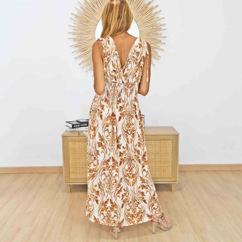 Détail du décolleté V de la robe magique Élora caramel