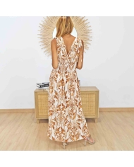 Détail du décolleté V de la robe magique Élora caramel