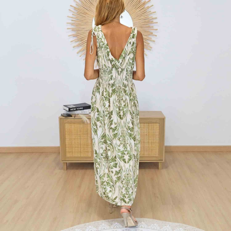 Détail du décolleté V de la robe magique Élora kaki