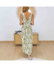 Détail du décolleté V de la robe magique Élora kaki