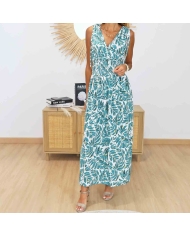 Robe longue verte à imprimé feuillage portée par un mannequin