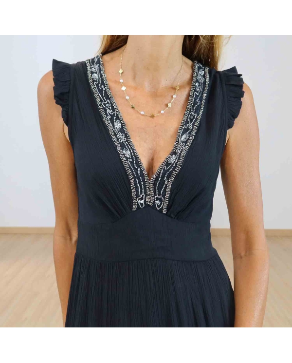 Détail du décolleté V perlé de la robe noire Isis