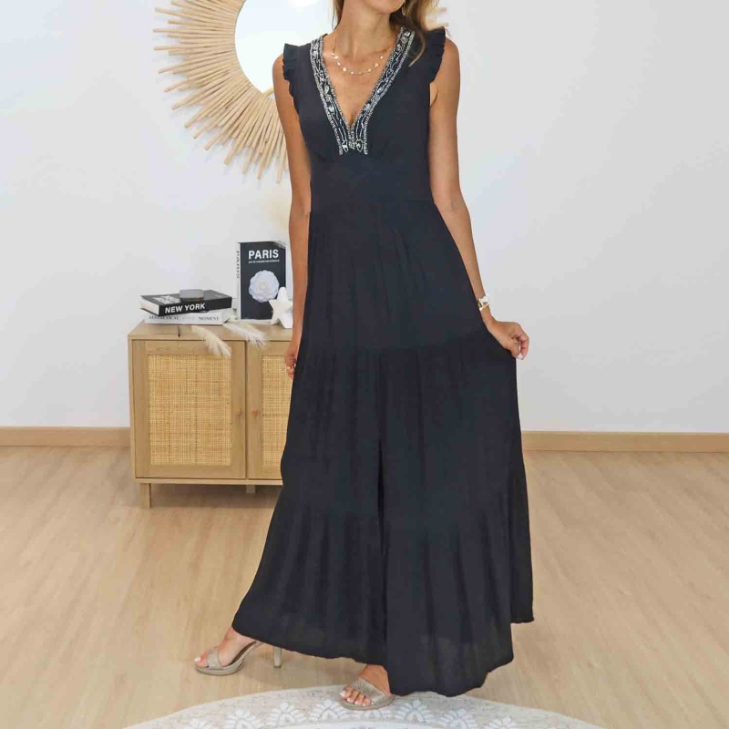 Robe longue noire fendue portée par le mannequin
