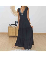 Robe longue noire fendue portée par le mannequin