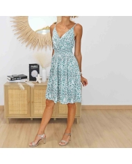 Robe courte en viscose verte et écrue portée par un mannequin