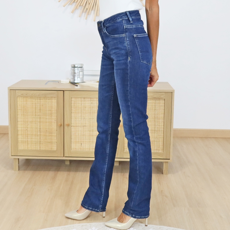 Jean Garcia femme Straight Fit coupe droite bleu porté