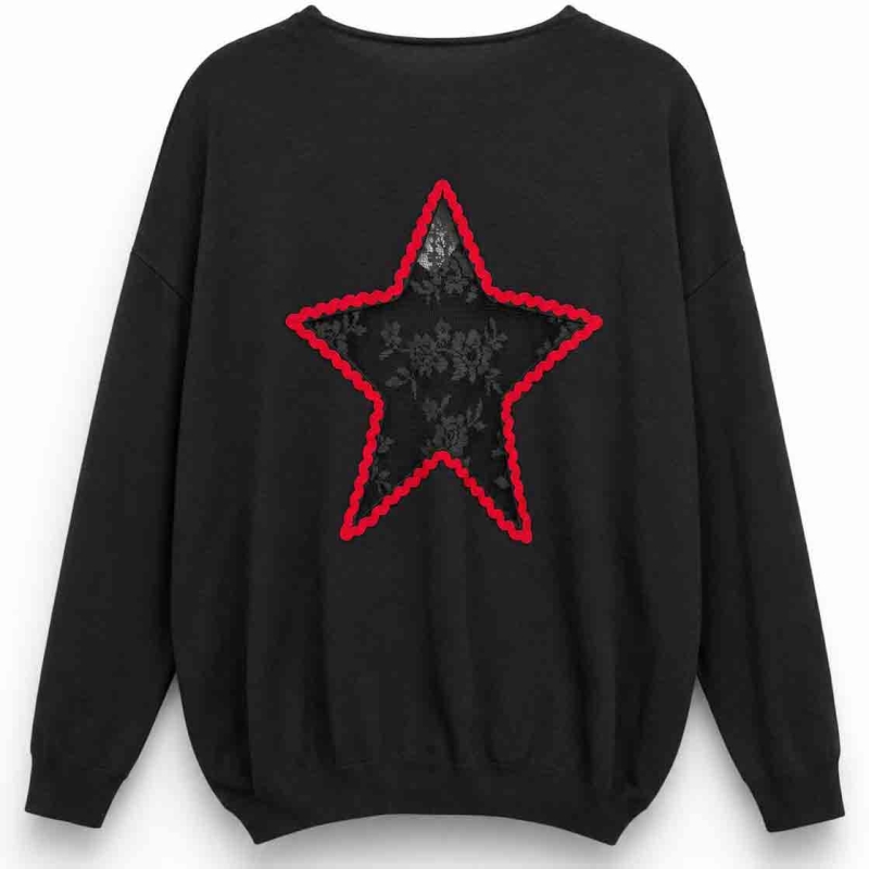 Détail étoile en dentelle noire et guipure rouge sur pull femme