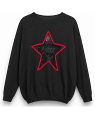 Détail étoile en dentelle noire et guipure rouge sur pull femme
