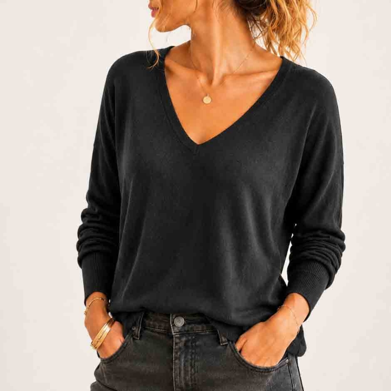 Vue devant pull noir femme en maille fine à décolleté V