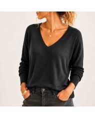 Vue devant pull noir femme en maille fine à décolleté V