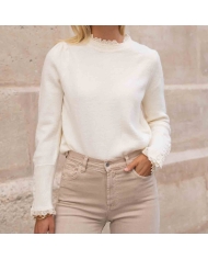 Pull écru femme MARINETTE porté avec jean brut, détails broderie anglaise et boutons aux poignets