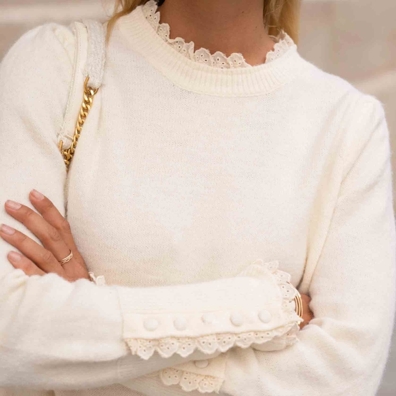 Pull femme écru MARINETTE en maille douce avec broderie anglaise au col et aux poignets