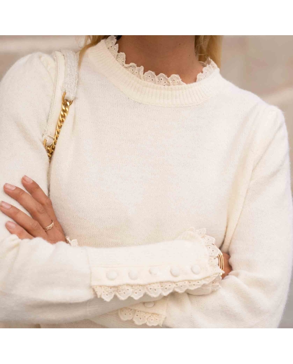 Pull femme écru MARINETTE en maille douce avec broderie anglaise au col et aux poignets