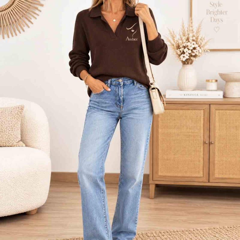 Pull polo chocolat Audace à motif doré – Femme