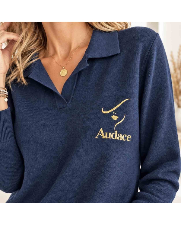Détail motif doré pailleté pull polo bleu marine Audace