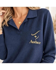 Détail motif doré pailleté pull polo bleu marine Audace