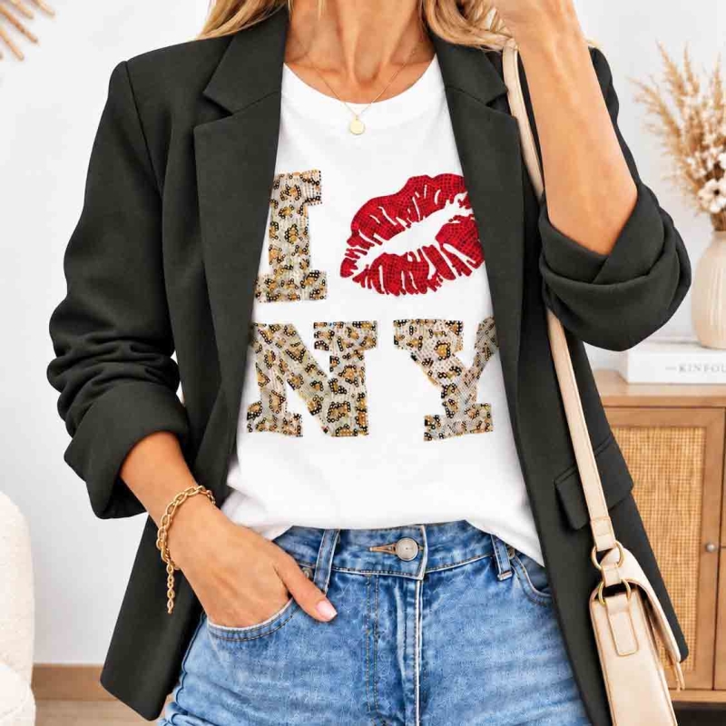 T-shirt femme blanc avec bouche rouge en strass et lettres léopard