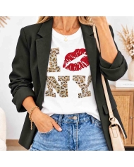 T-shirt femme blanc avec bouche rouge en strass et lettres léopard